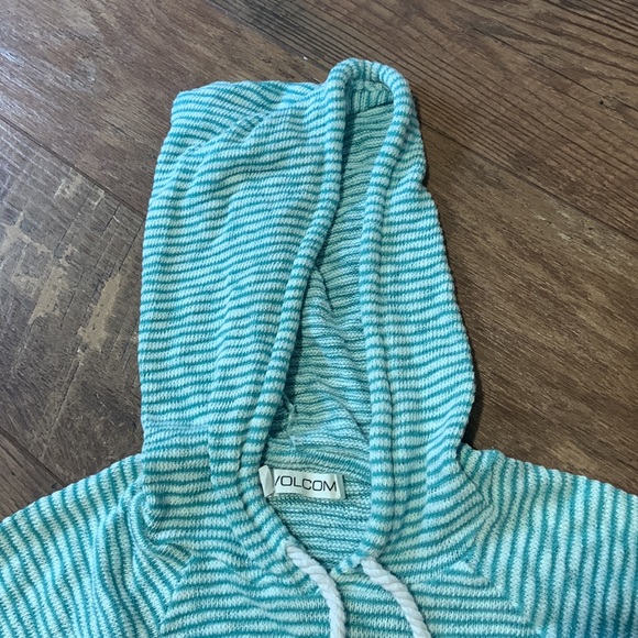 Volcum cropped light weight pull over with hood and pockets - Picture 3 of 4